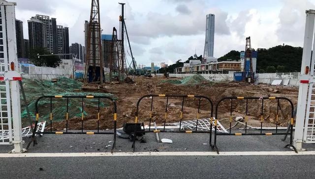 外地男子撞断护栏心虚逃逸,慌不择路纵身跳下横琴河沟变泥人!刚上岸就被抓走!