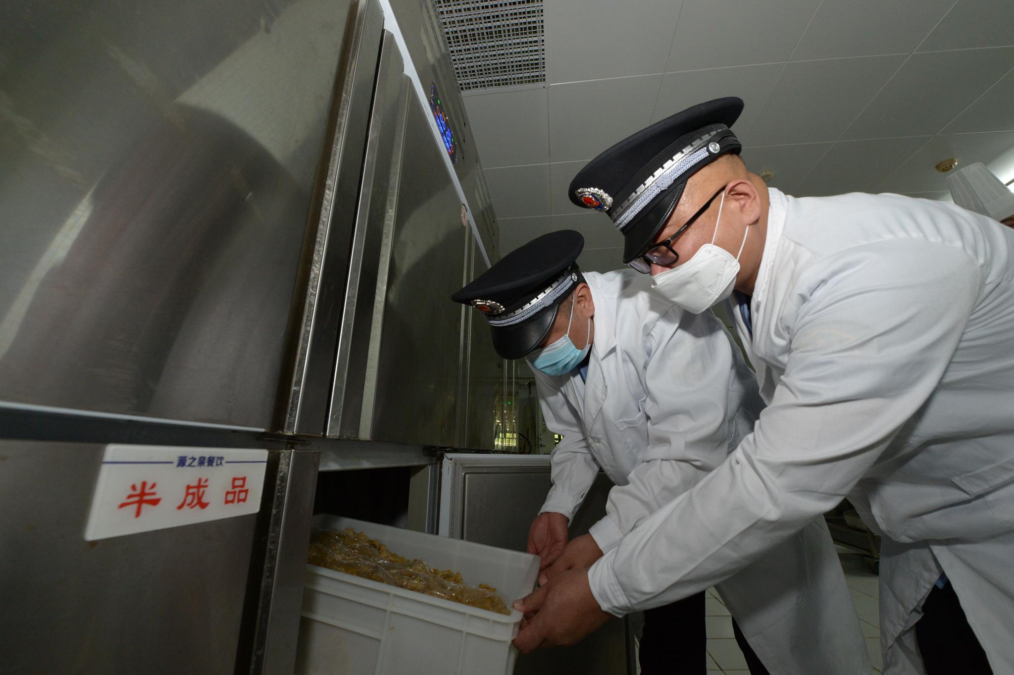 法律职员对食堂半制品食材举行查抄。