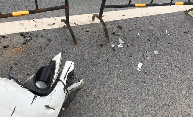 外地男子撞断护栏心虚逃逸,慌不择路纵身跳下横琴河沟变泥人!刚上岸就被抓走!