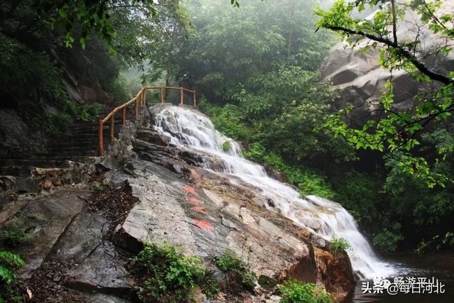 景区由大牌楼,天河瀑,水帘洞,   宋朝穆桂英居住的穆柯寨等60多个景点