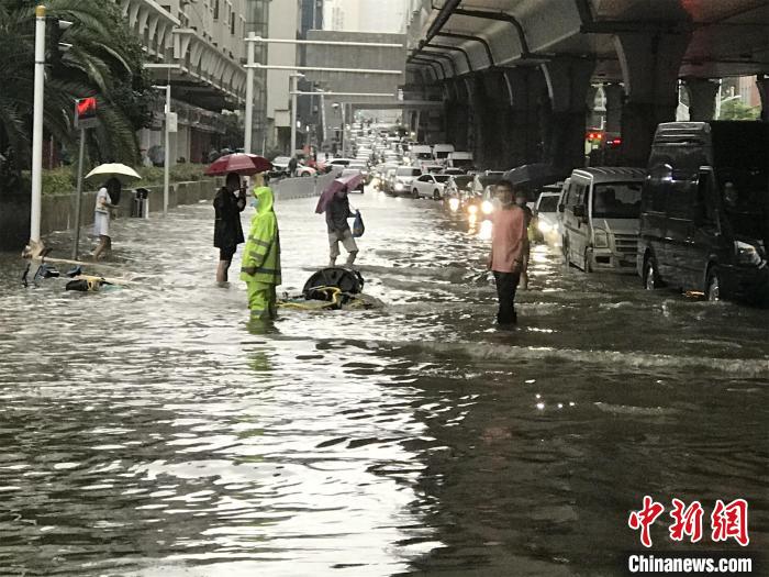 7月6日，武汉市洪山区雄楚大道珞雄路口，水务人员正在加紧排水 裴春梅 摄