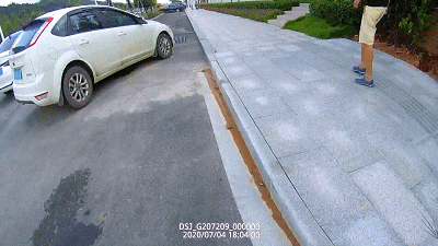 外地男子撞断护栏心虚逃逸,慌不择路纵身跳下横琴河沟变泥人!刚上岸就被抓走!