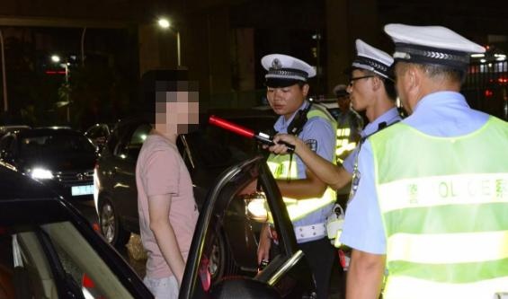 外地男子撞断护栏心虚逃逸,慌不择路纵身跳下横琴河沟变泥人!刚上岸就被抓走!