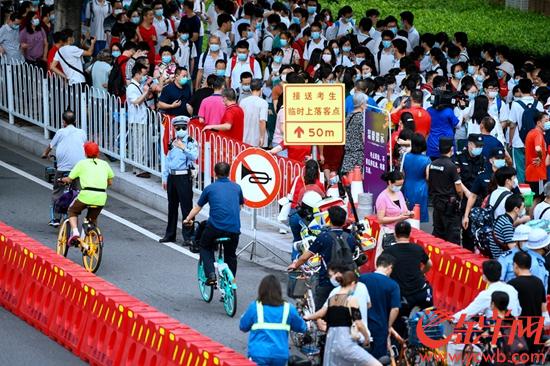 2020年7月7日是高考首日，在华南师范大学附属中学门外，广州交警保障考点门前及周边路段交通平稳、有序、安全。