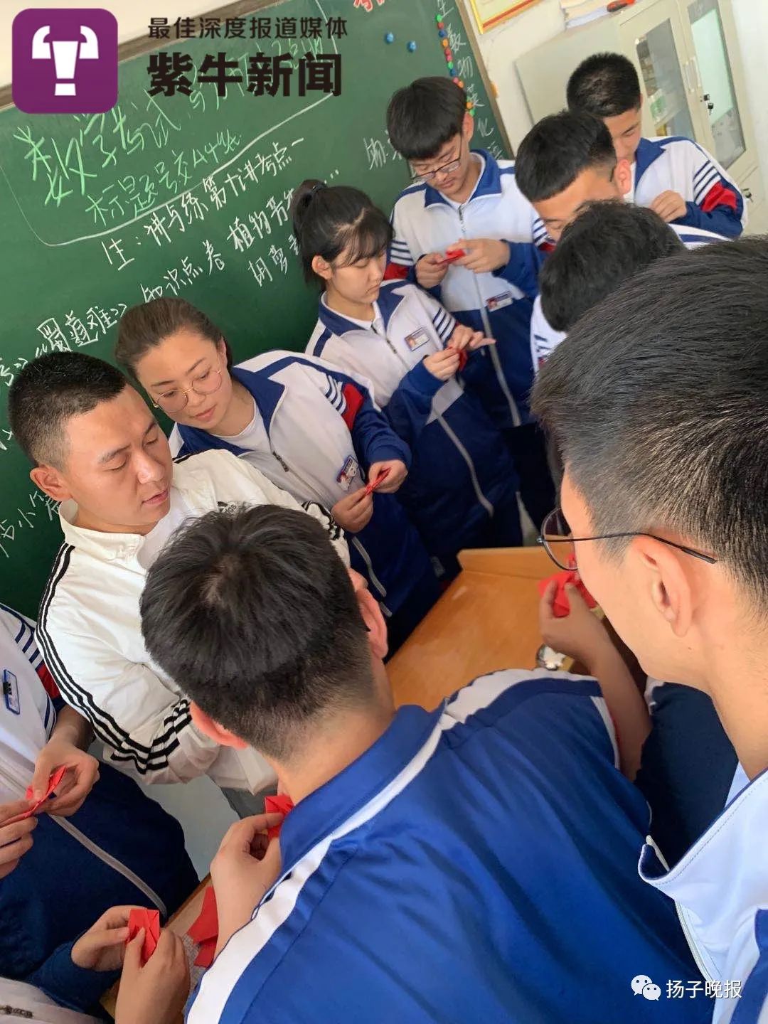【紫牛头条】男老师穿旗袍送考:豁出去了,希望我的学生们旗开得胜