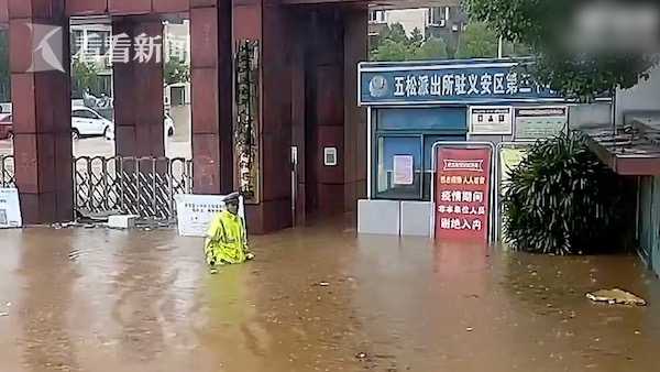 暴雨后担心学生被困,交警小哥游到学校门口查看,又游泳离开