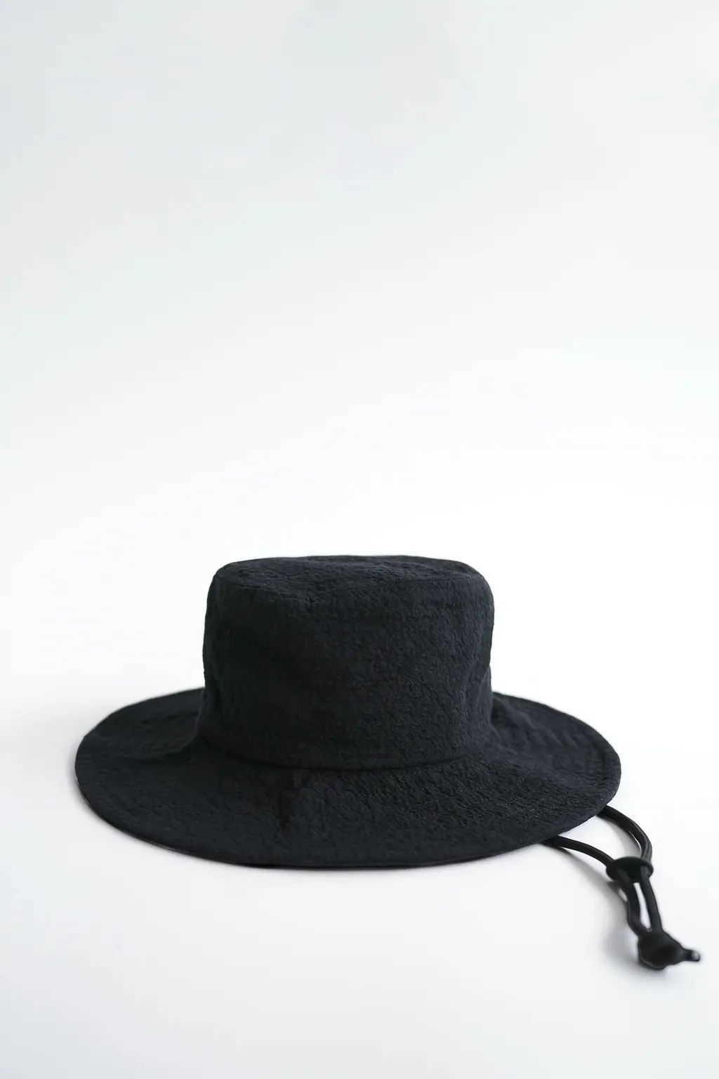 刘雯迪丽热巴都是渔夫帽的重度爱好者 遮阳又时髦