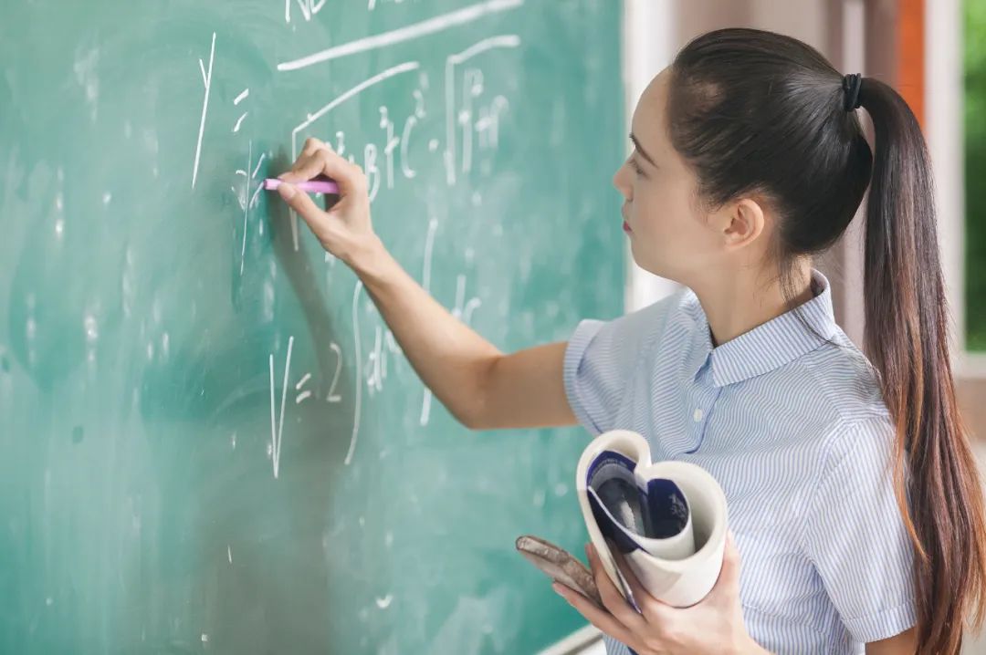高三男老师穿红旗袍祝学生“旗开得胜”:混迹社会15年之后,才明白这句话的真正意义