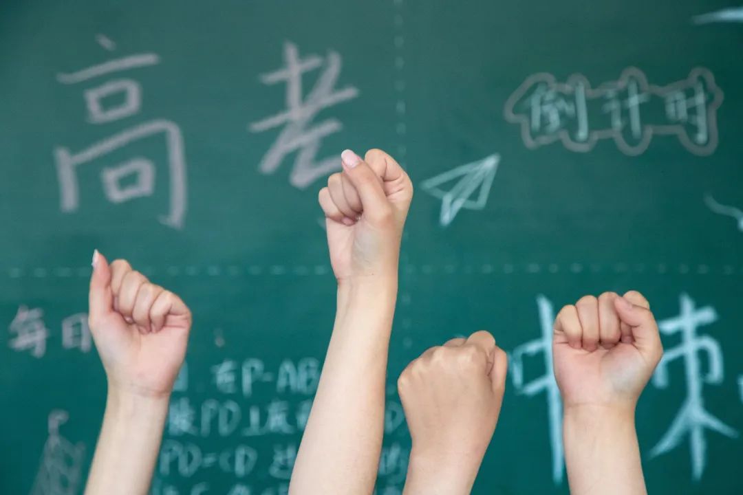 高三男老师穿红旗袍祝学生“旗开得胜”:混迹社会15年之后,才明白这句话的真正意义