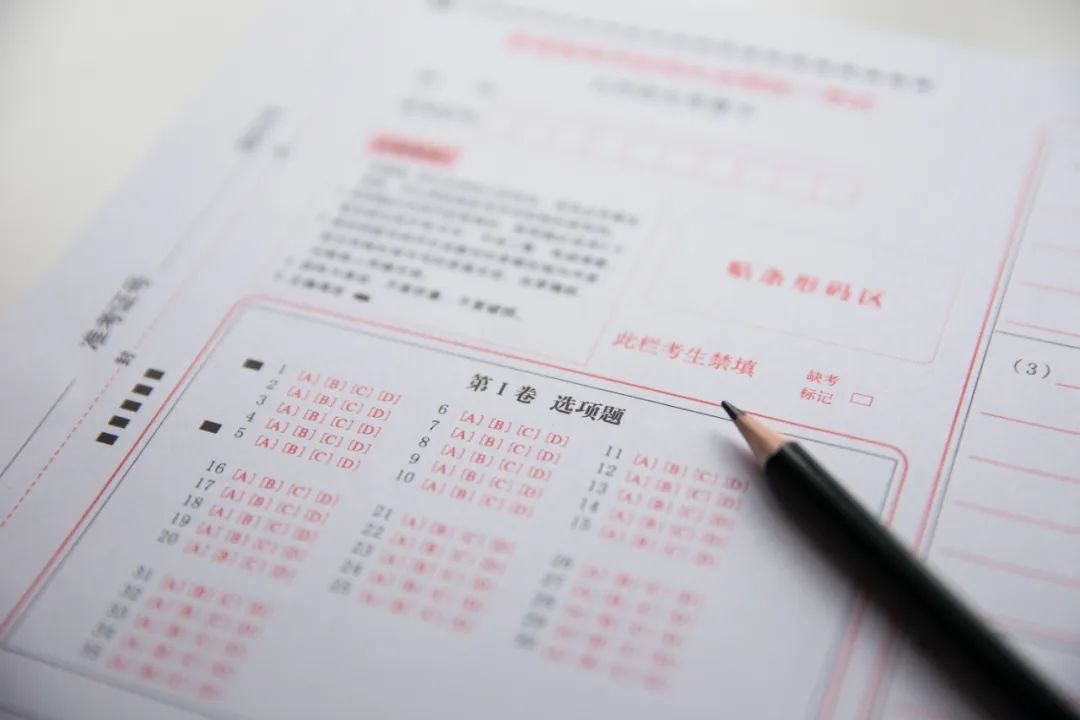 高三男老师穿红旗袍祝学生“旗开得胜”:混迹社会15年之后,才明白这句话的真正意义