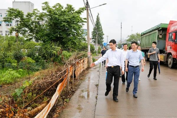 趟泥泞路、闻臭河水、翻垃圾桶,只为冲击这个“六连冠”