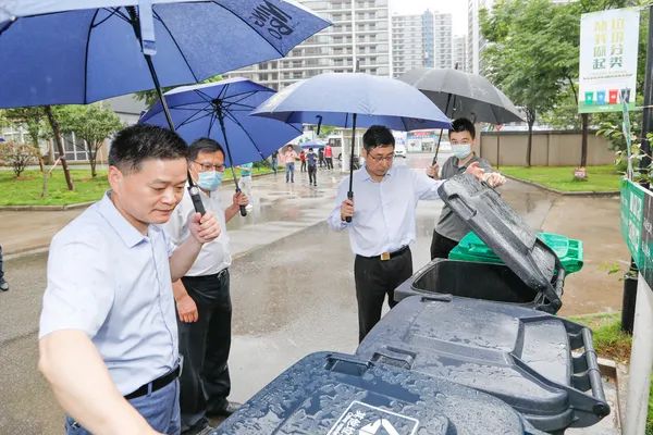 趟泥泞路、闻臭河水、翻垃圾桶,只为冲击这个“六连冠”