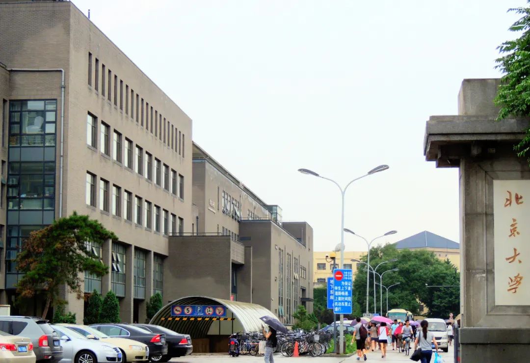 高三男老师穿红旗袍祝学生“旗开得胜”:混迹社会15年之后,才明白这句话的真正意义