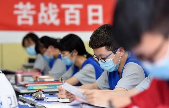 考生备战高考(图源:汹涌消息)