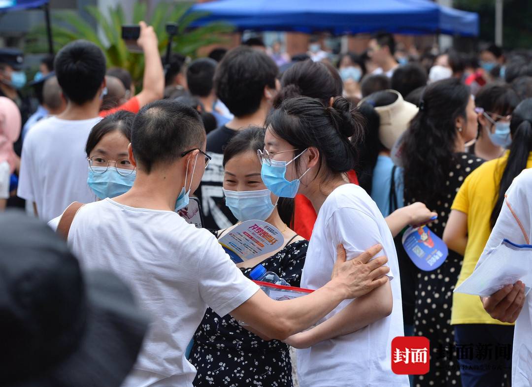 2020高考首日“上半场考试”结束 来自考场外的表情