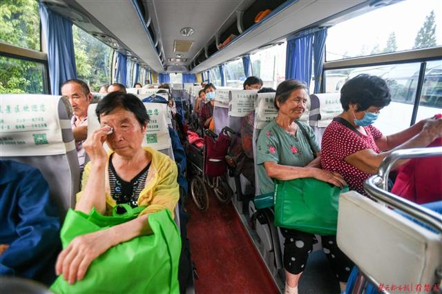  村民乘坐大巴转移出天兴洲