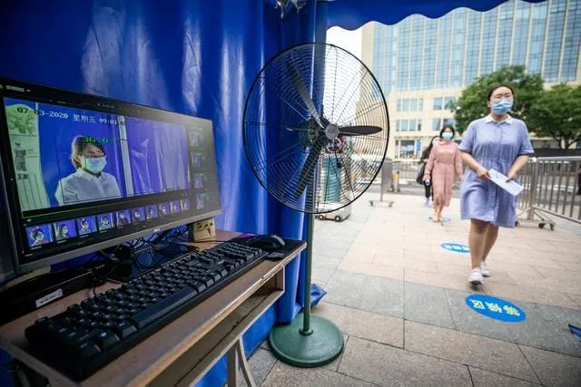 北京市第十 二。中学考点先生在模仿演练考生经由测温装备后进入考点(图源:新华社)