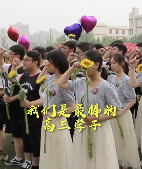 为给考生讨个好彩头拼了!男老师穿旗袍进教室,还让学生们都来剪一刀
