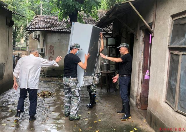  民兵帮助村民安置家里的家电