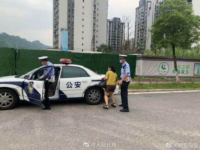 监考老师忘带监考证交警火速救助:当年忘带准考证的孩子长大了