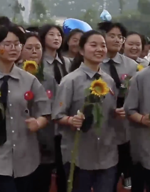 为给考生讨个好彩头拼了!男老师穿旗袍进教室,还让学生们都来剪一刀