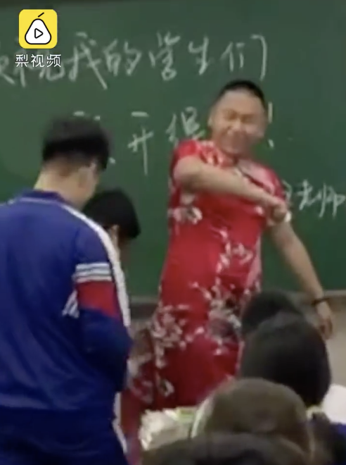 为给考生讨个好彩头拼了!男老师穿旗袍进教室,还让学生们都来剪一刀