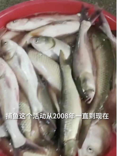 为给考生讨个好彩头拼了!男老师穿旗袍进教室,还让学生们都来剪一刀