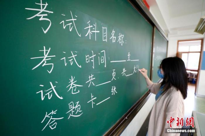 　7月3日，北京十二中老师布置考场。该校共设标准考场33间，备用考场3间，将有660名考生在此考试。 中新社记者 富田 摄