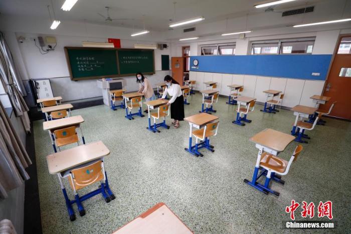 图为北京十二中老师布置标准考场。 中新社记者 富田 摄