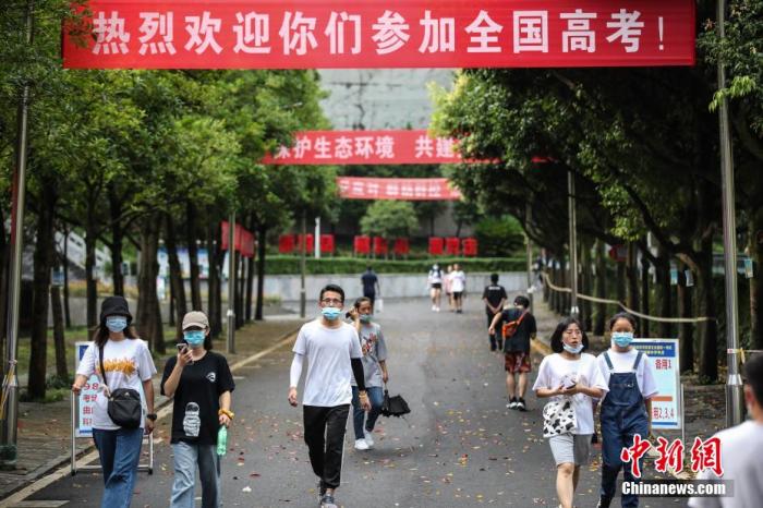 7月5日,2020年全国高考贵州省遵义市务川民族投止制中学考点在做好新冠肺炎疫情防控的条件下,放置考生认识科场。 瞿宏伦 摄