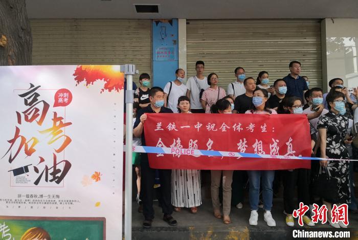 图为在考场外等候的老师和家长。 刘玉桃 摄