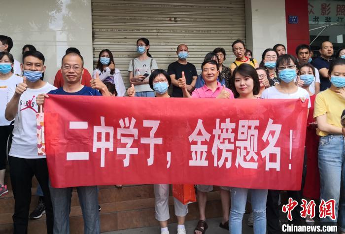 图为老师在考场外为学生加油。 刘玉桃 摄