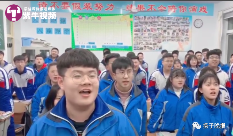 【紫牛头条】男老师穿旗袍送考:豁出去了,希望我的学生们旗开得胜