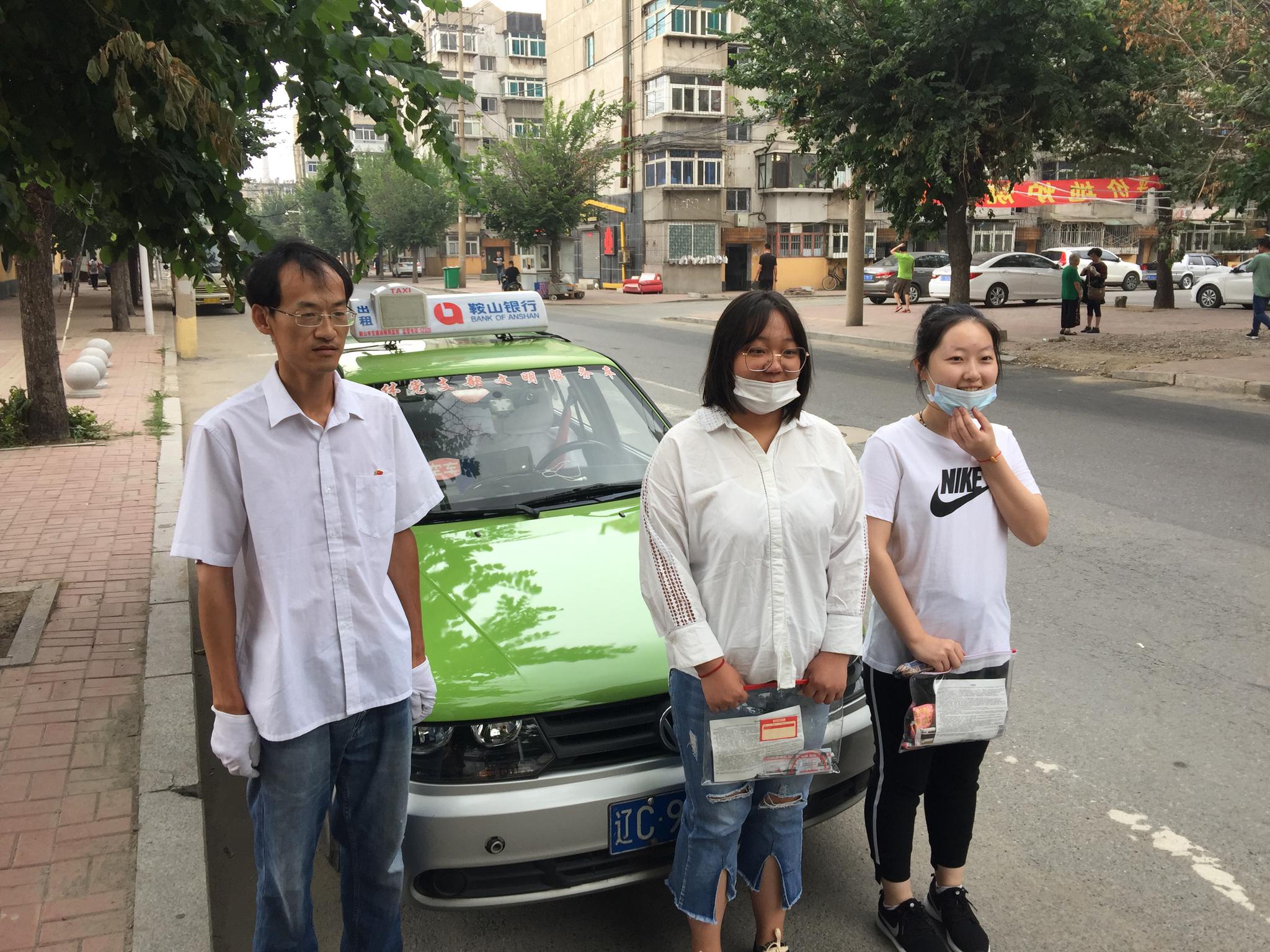 |高考首日 鞍山200多辆爱心出租车免费接送考生
