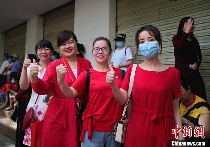 图为家长穿红色衣服祝愿考生“开门红”。 刘玉桃 摄