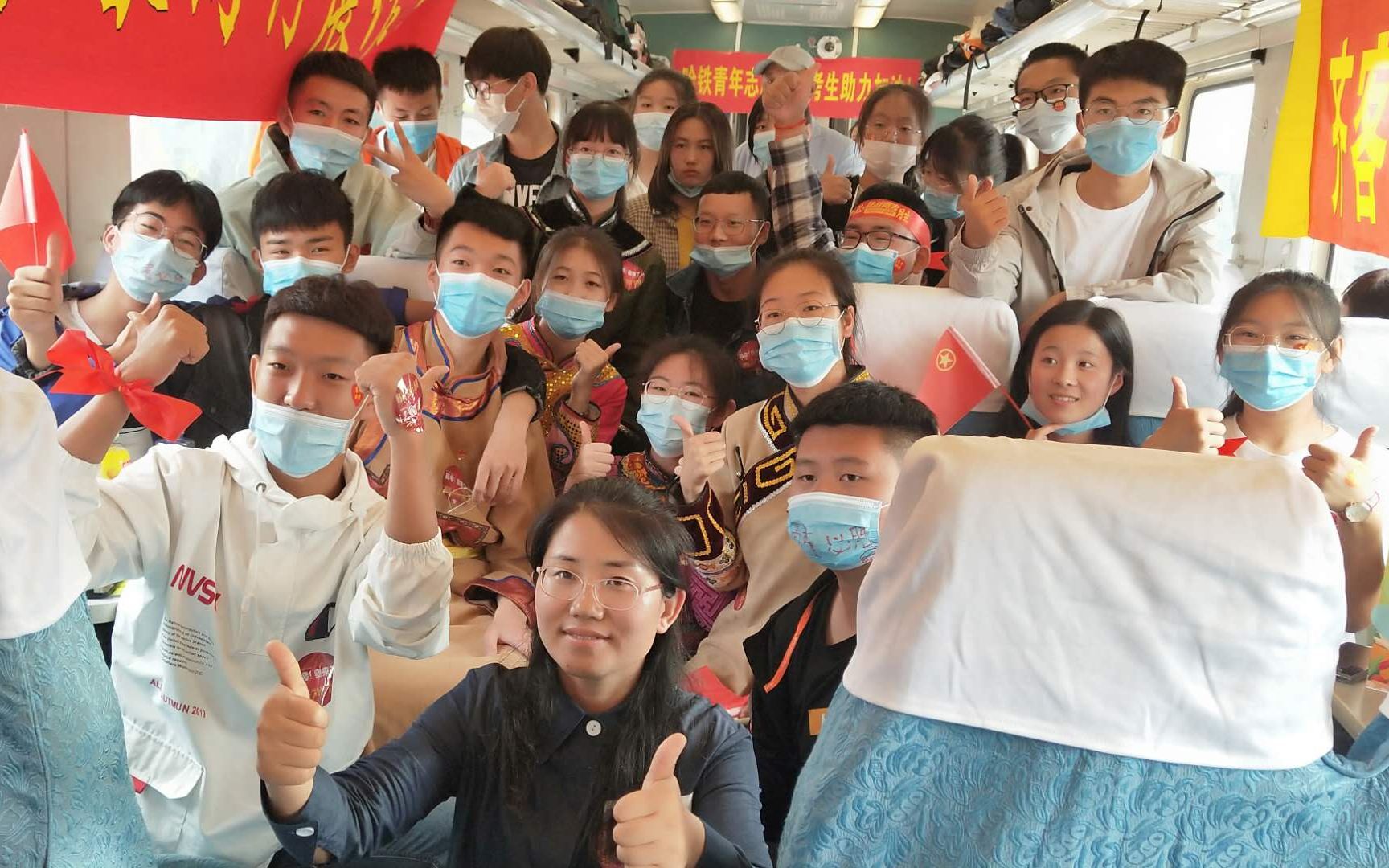 ▲7月6日一早,内蒙古呼伦贝尔市大杨树镇第二中学乡村老师李佰芳(中),和考生们乘坐5117次“共青团号”高考专列,前往阿里河镇参加高考。这是全国唯一一趟高考专列。而18年前,李佰芳也是乘5117次列车去高考的考生之一。图片来源:新京报网