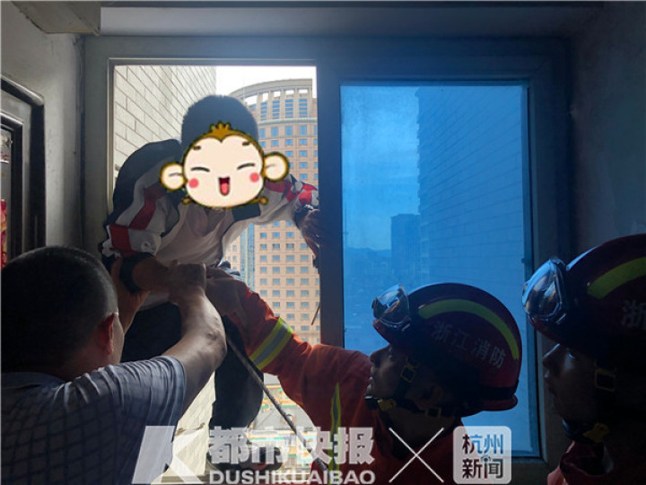 杭州一高考生被锁家中:消防破窗解困 交警开考前