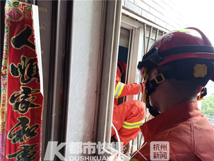 杭州一高考生被锁家中:消防破窗解困 交警开考前