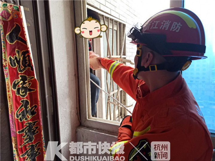 杭州一高考生被锁家中:消防破窗解困 交警开考前