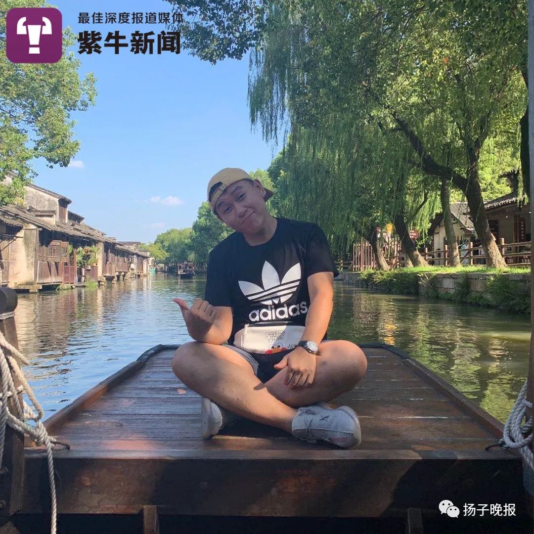 【紫牛头条】男老师穿旗袍送考:豁出去了,希望我的学生们旗开得胜