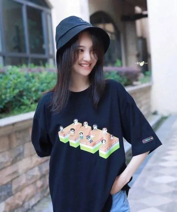 刘雯迪丽热巴都是渔夫帽的重度爱好者 遮阳又时髦插图(13) 刘雯迪丽热巴都是渔夫帽的重度爱好者 遮阳又时髦