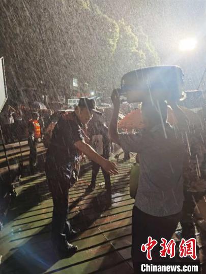 新安江水库首次9孔全开泄洪 下游群众彻夜紧急转
