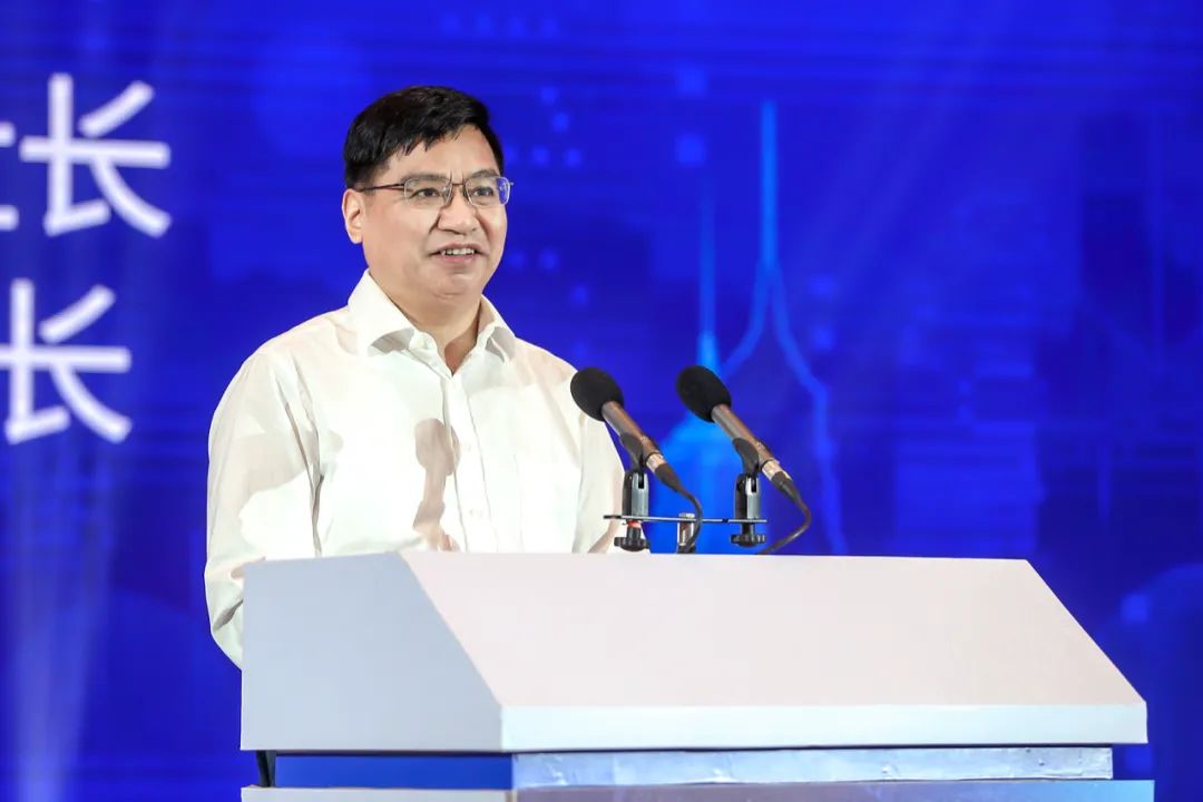 新之航传媒集团董事长 87c5-iwasyei2770223.jpg