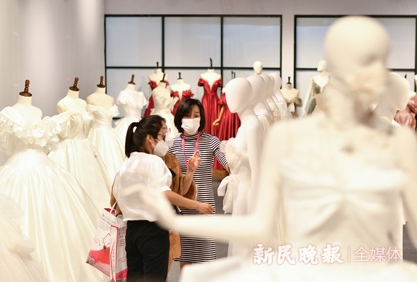 婚纱展流程_动漫婚纱情侣头像(2)