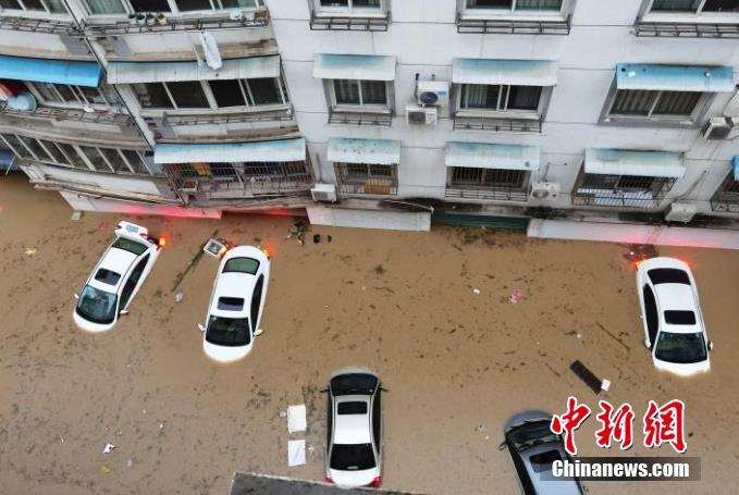 受连续强降雨影响,7月7日,安徽省歙县城区出现大面积内涝,部分街道和村庄灌水,水深没过小轿车车顶。7日5时,歙县启动城区防洪Ⅱ级响应。 歙县融媒体中心供图