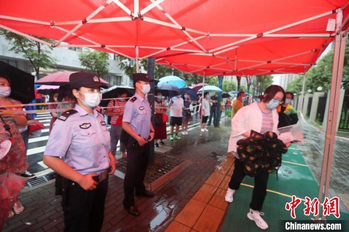 图为高考首日,武汉警方加强考点周边服务保障 武公轩 摄