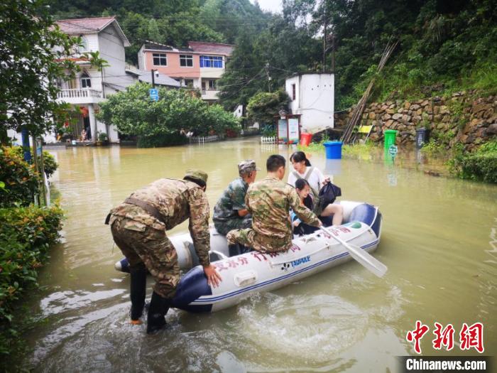 新安江水库首次9孔全开泄洪 下游群众彻夜紧急转