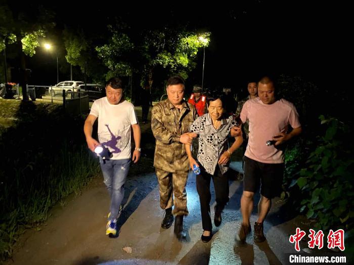 新安江水库首次9孔全开泄洪 下游群众彻夜紧急转