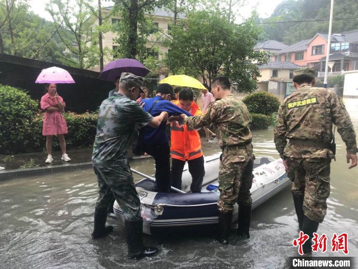 新安江水库首次9孔全开泄洪 下游群众彻夜紧急转