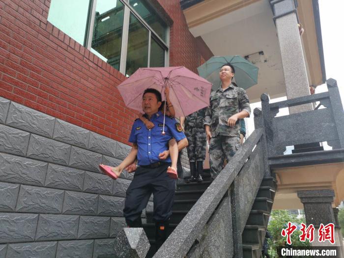 新安江水库首次9孔全开泄洪 下游群众彻夜紧急转